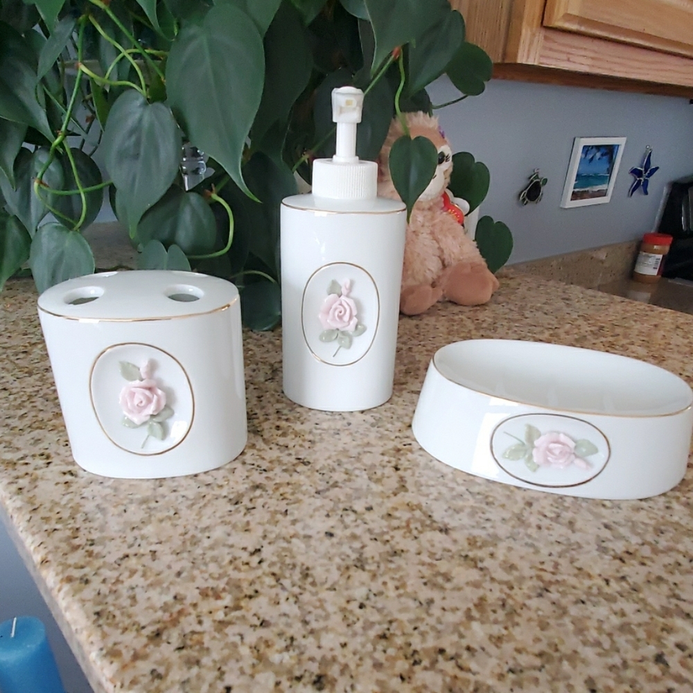 Bathroom set w/pink rose buds